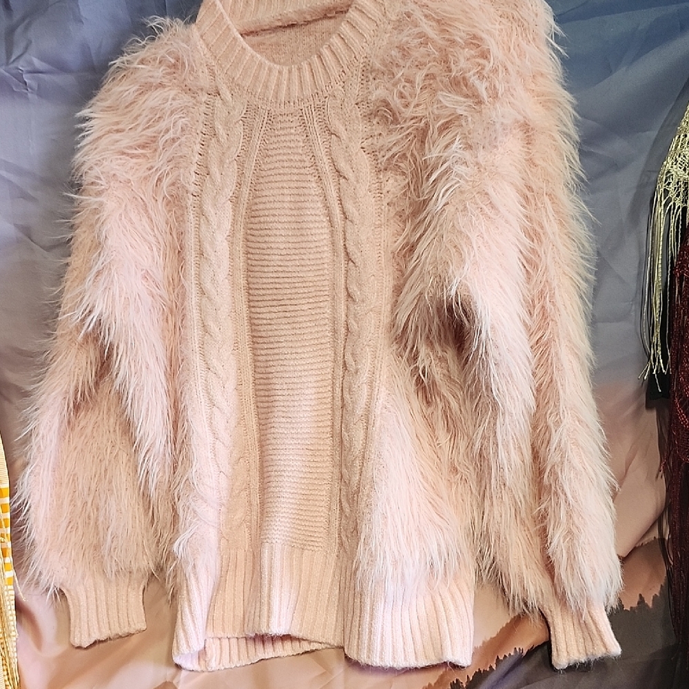 Elegant Pink Cable Knit Sweater with Faux Fur Med